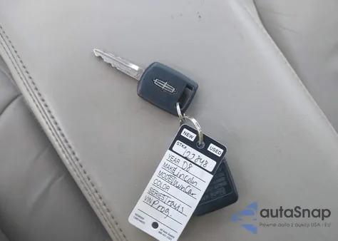 2008 Lincoln Town Car Signature Limited z USA, uszkodzony, nr VIN 2LNHM82V78X650094